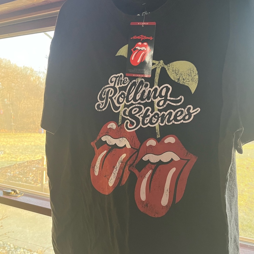 the Rolling Stones Black Tee with Mint Graphic Cherry Worth every penny - Picture 2 of 3
